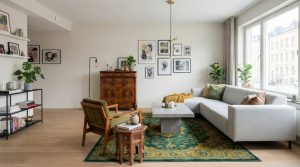Na obrazie przedstawiono nowoczesny, jasny salon urządzony w stylu eklektycznym